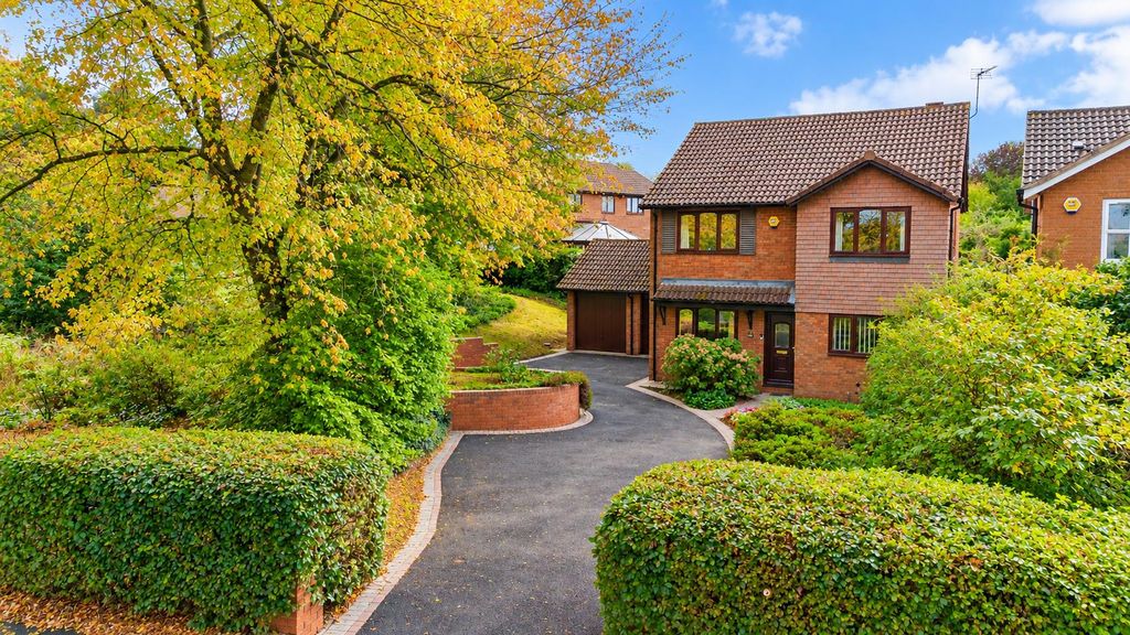 Property photo 1 of 20 Inviting Autumn Suburban Brick House.Png