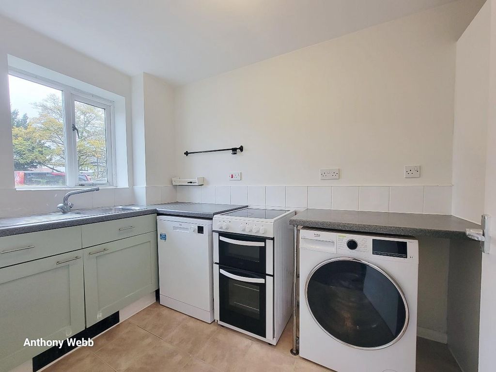 Property photo 2 of 10 Kitchen