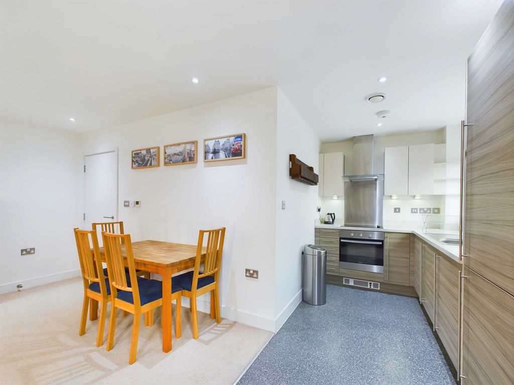 Property photo 3 of 12 Cam03741G0-Pr0054-Still017