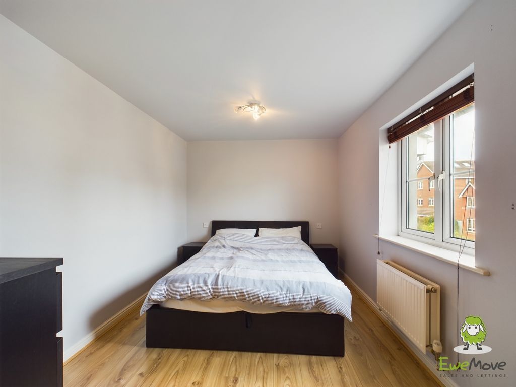 Property photo 3 of 8 Bed 1