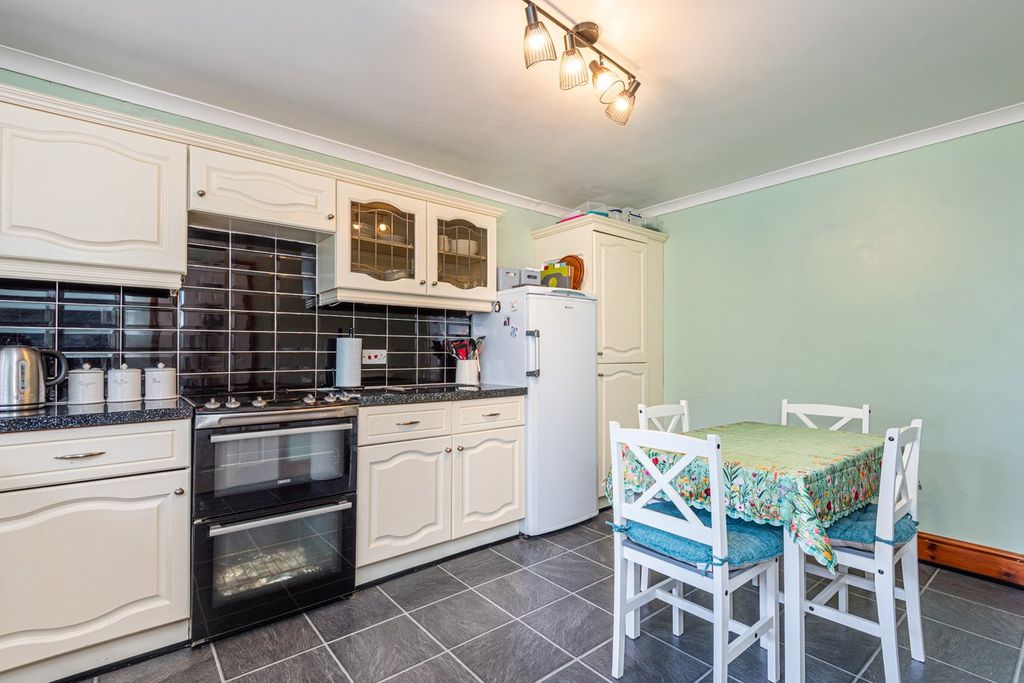 Property photo 3 of 27 Dining Kitchen