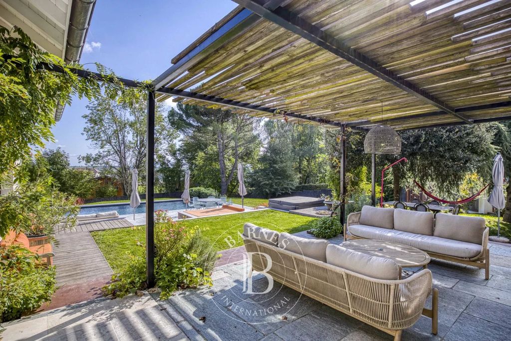 Property photo 2 of 35