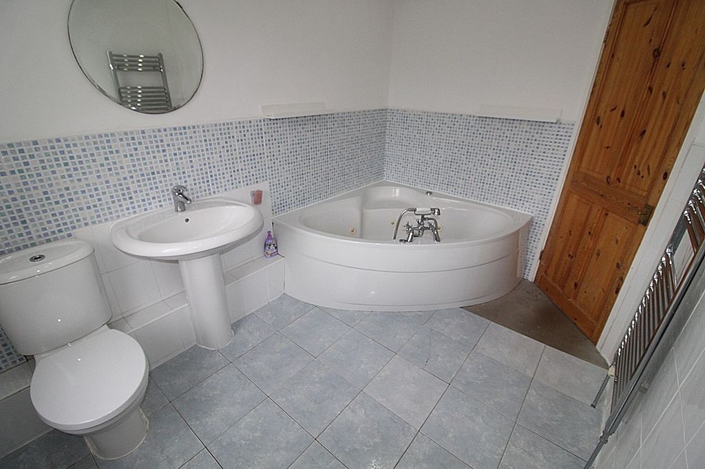 Property photo 3 of 19 Family Bathroom