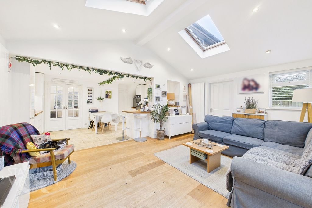 Property photo 2 of 28