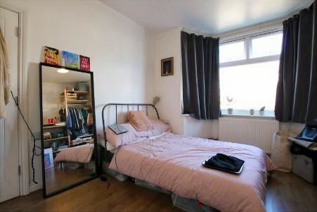 Property photo 3 of 7 Bed 1