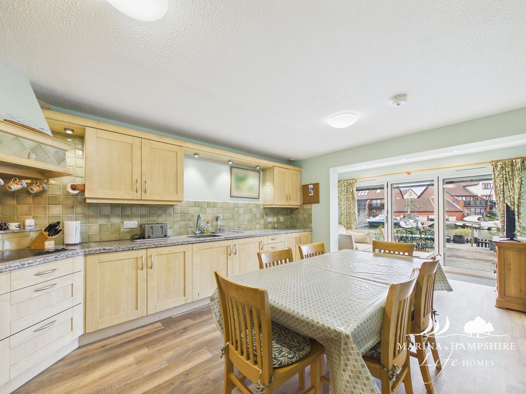 Property photo 3 of 37 Cam03915G0-Pr0048-Still003