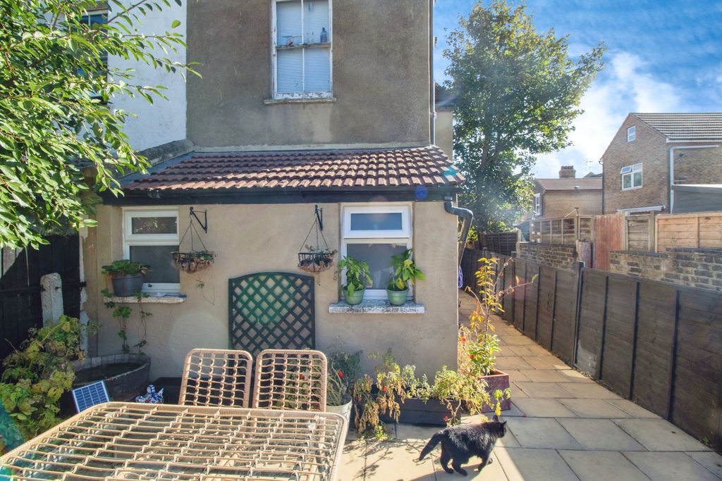 Property photo 3 of 20 Courtyard