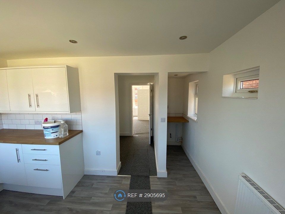 Property photo 3 of 17 Kitchen