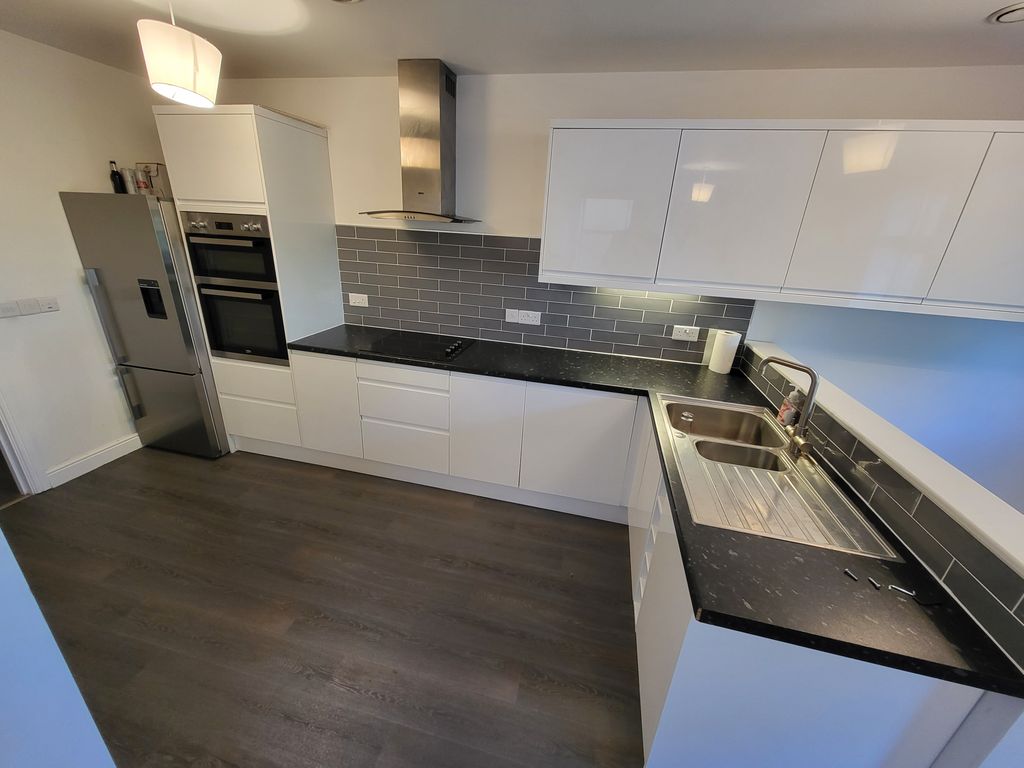 Property photo 2 of 10 Kitchen