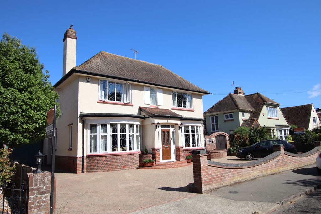 Property photo 1 of 38 Lancaster Gardens East, Clacton On Sea