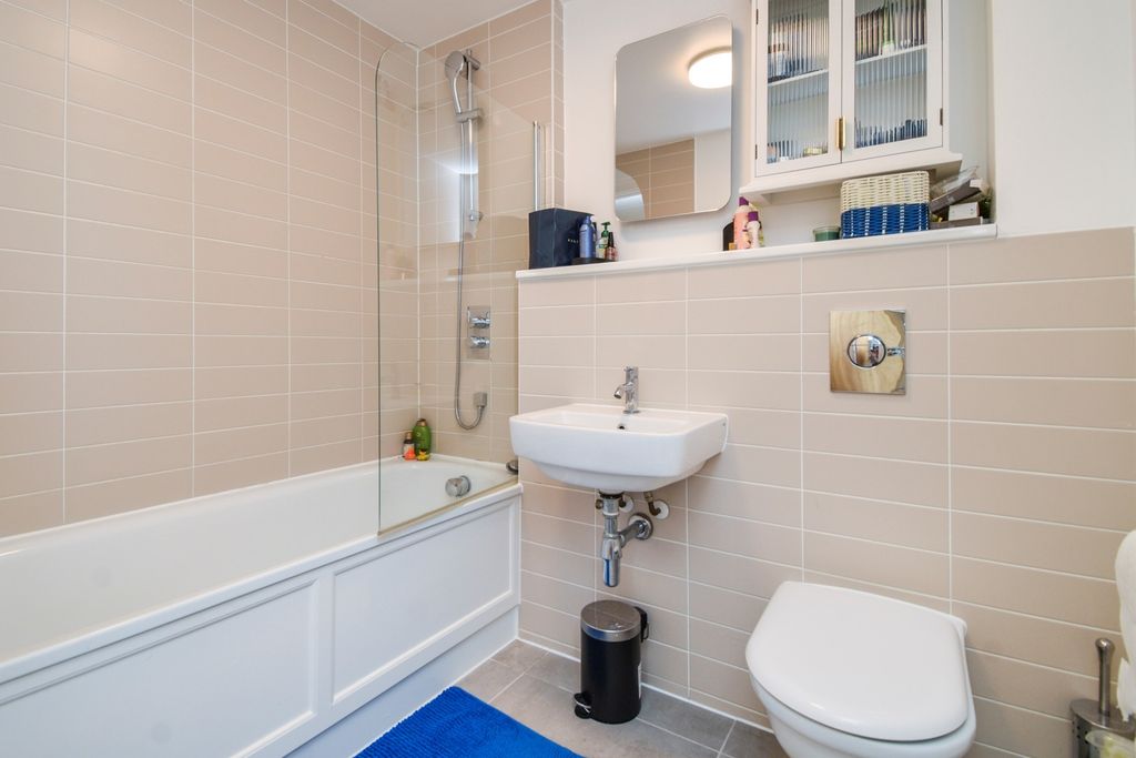 Property photo 2 of 10 Bathroom