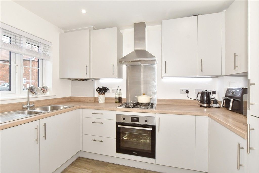 Property photo 1 of 11 Kitchen