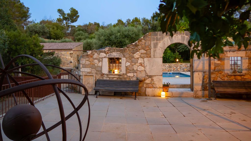 Property photo 1 of 27 81768 Small-3.Jpg