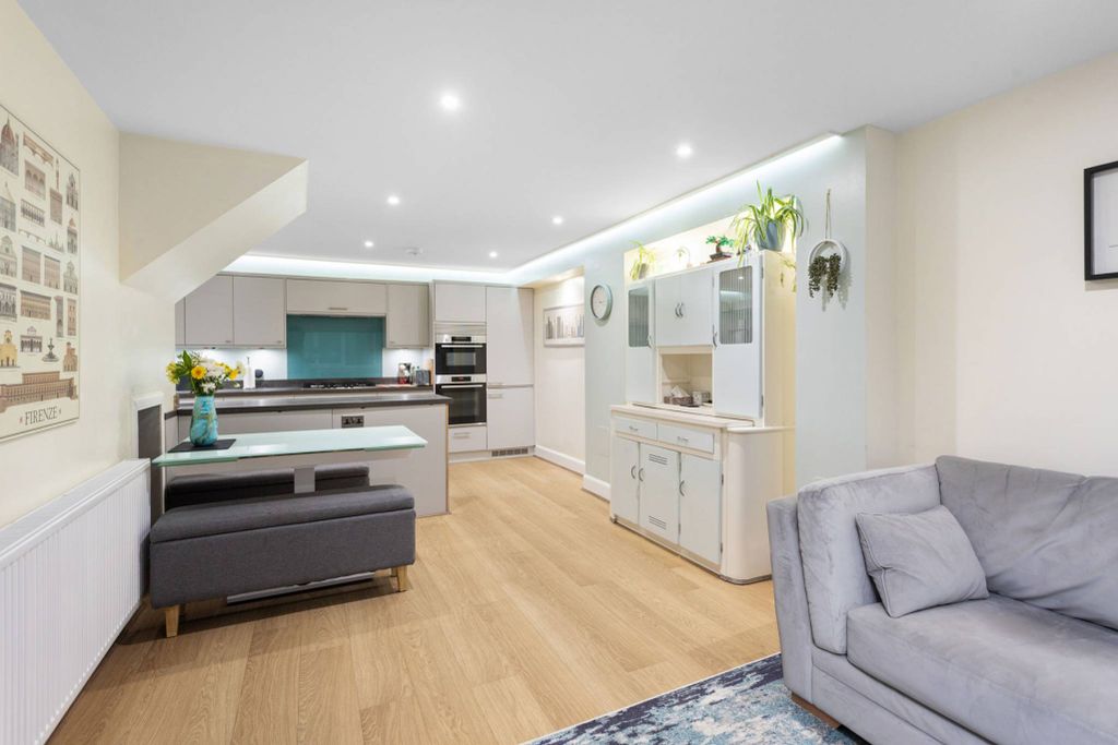 Property photo 2 of 23