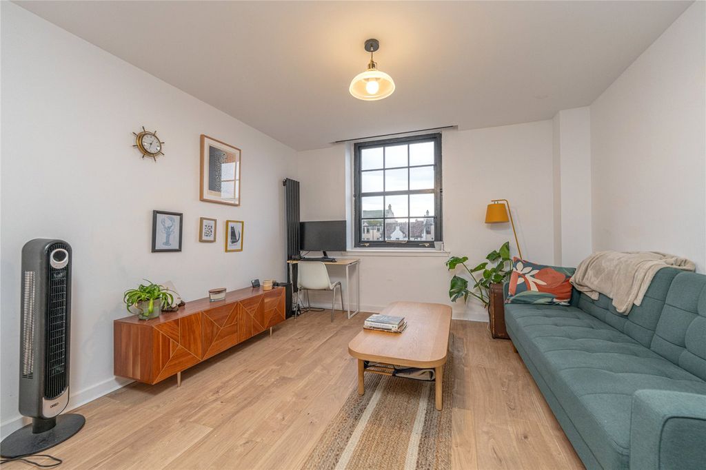 Property photo 2 of 16 Lounge