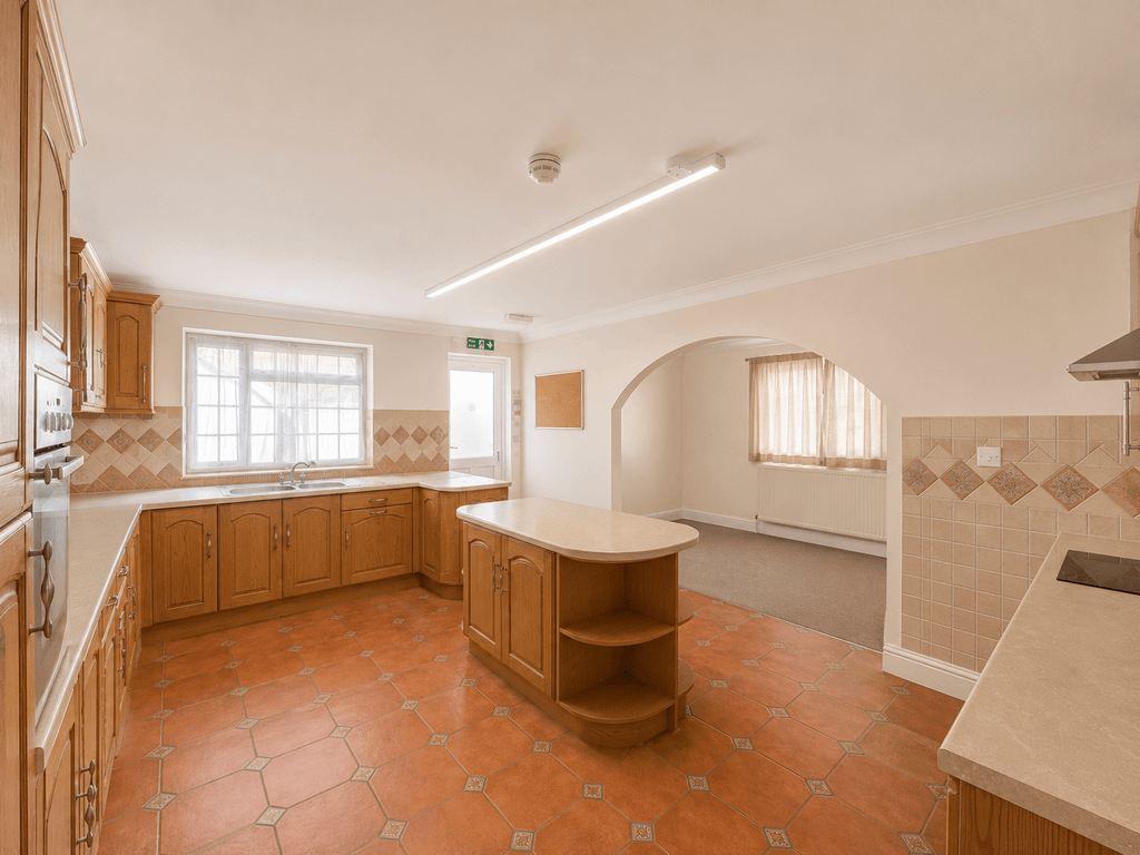 16 bed detached house for saleDunstable LU6 photo 5