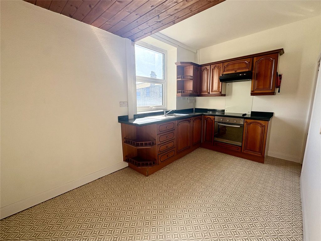 Property photo 3 of 10 Kitchen