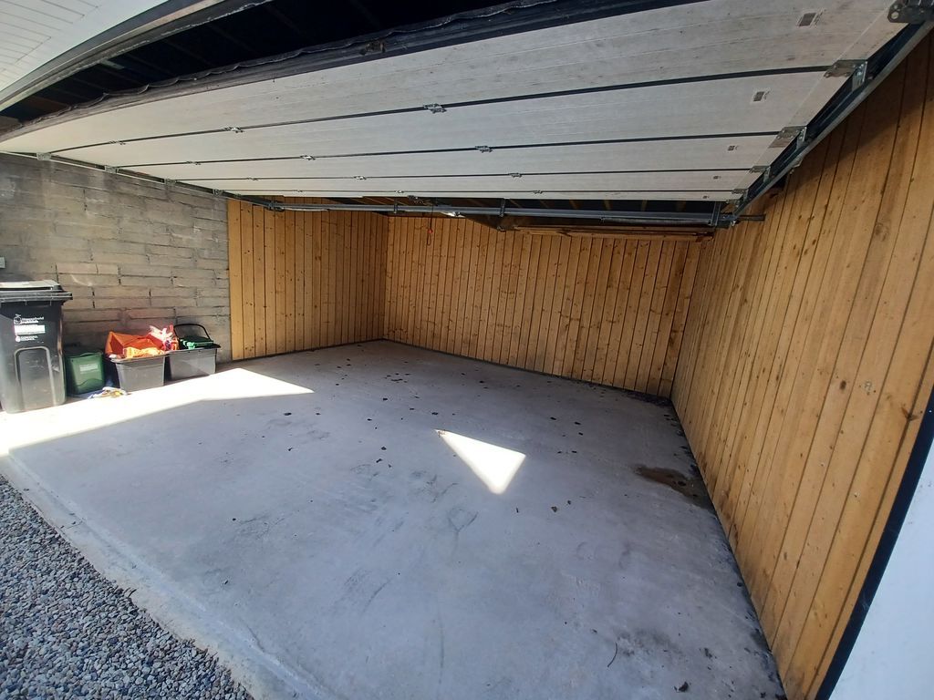 Property photo 2 of 18 Garage