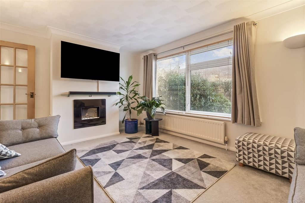 Property photo 2 of 21 12 Somerset Close-010.Jpg