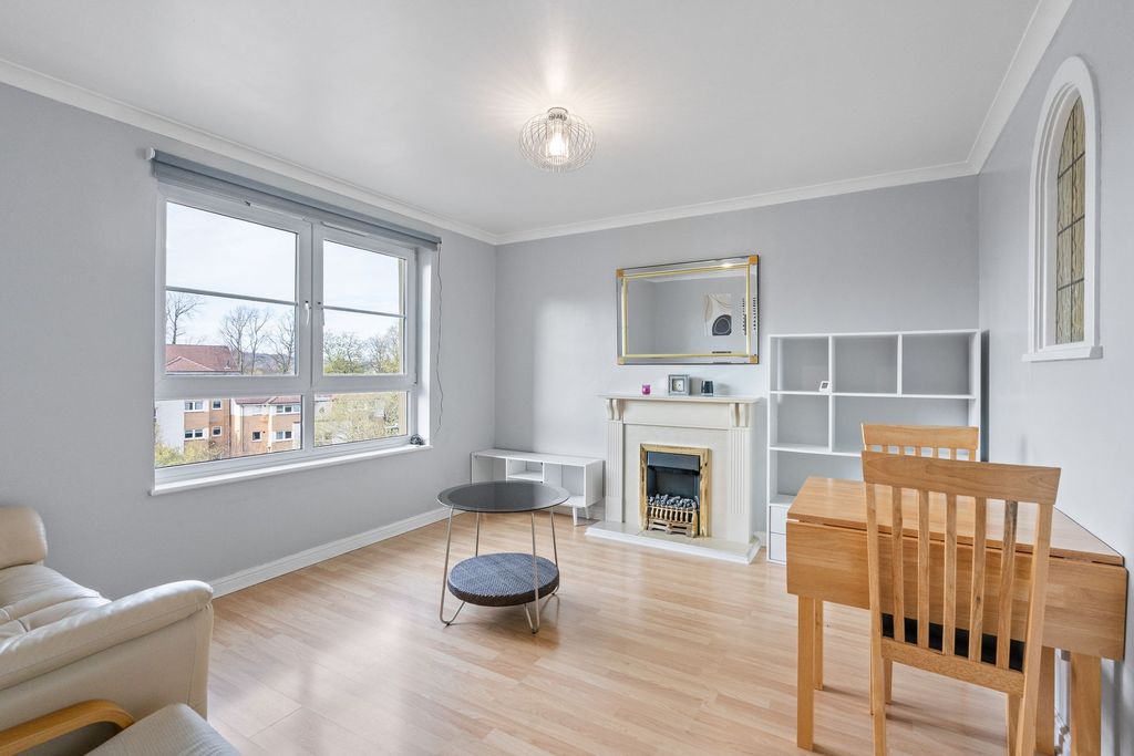 Property photo 3 of 17 Lounge