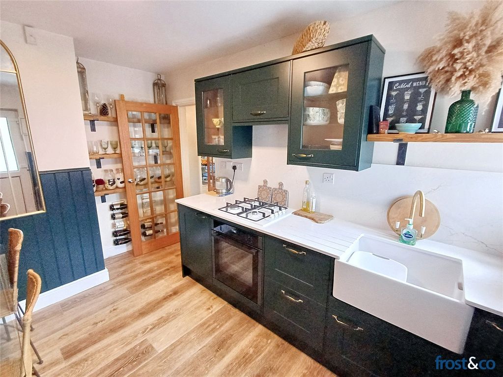 Property photo 3 of 17 Kitchen