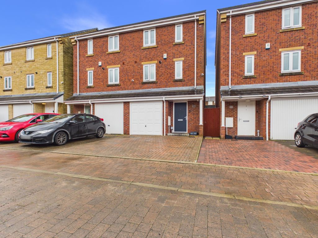 Property photo 2 of 26 Cam03729G0-Pr0285-Still030