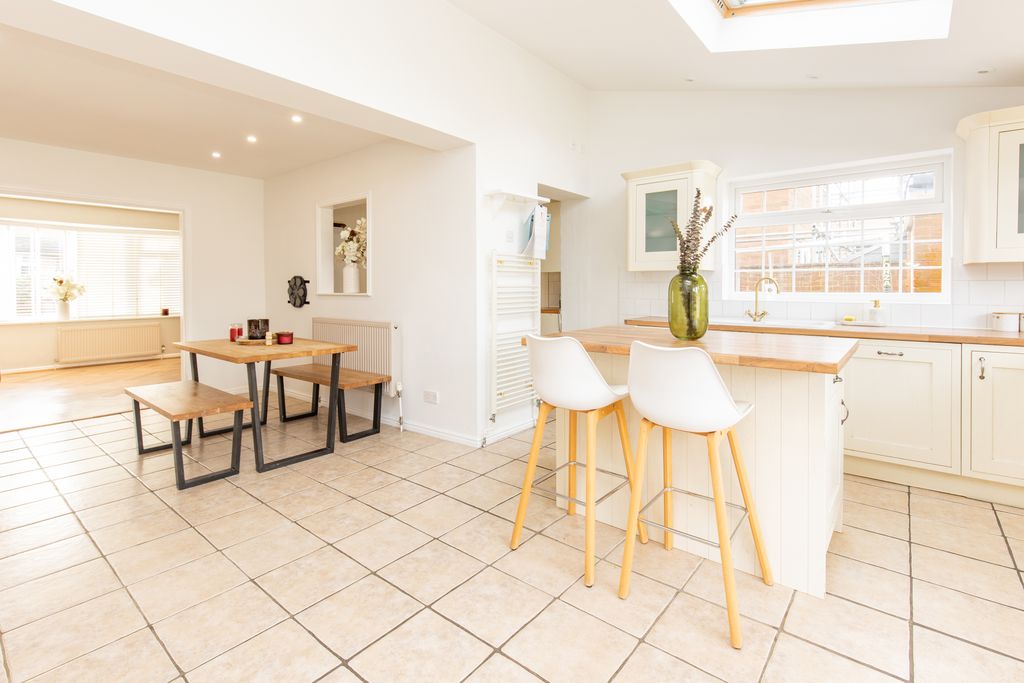 Property photo 2 of 18 Kitchen