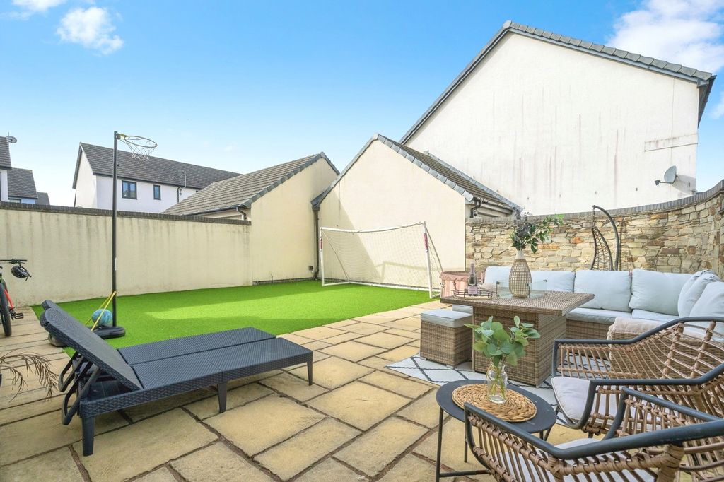 Property photo 2 of 17 Photo