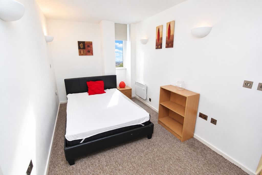 Property photo 1 of 10 Bright And Airy Bedroom With A Double Bed...