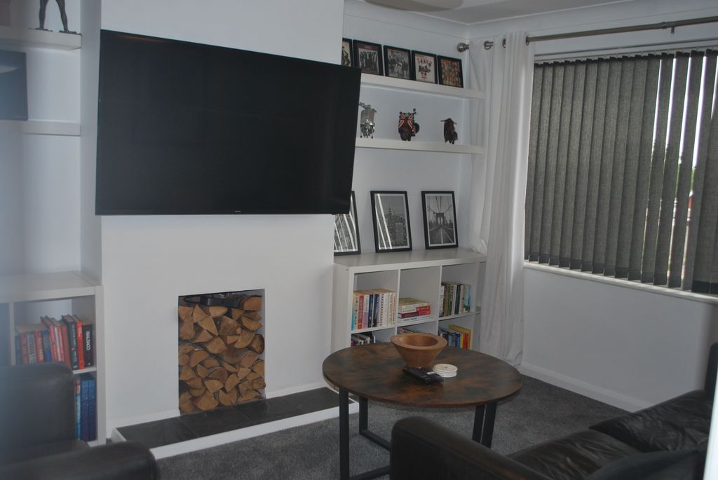 Property photo 2 of 12 Lounge