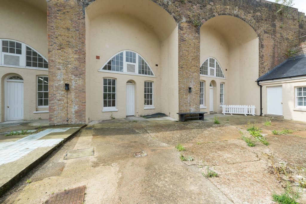 Property photo 2 of 32 Picture No. 24