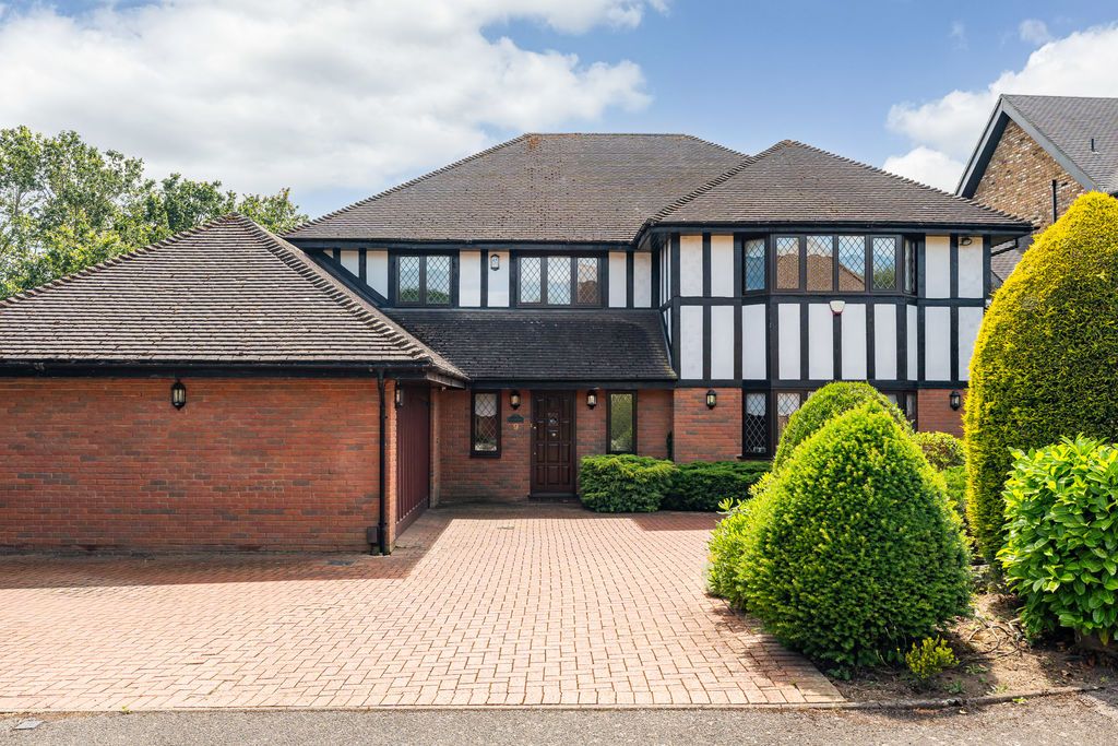 Property for saleBaas Hill Close, Broxbourne | 3, 400 Sq Ft Of Family Living, South-Facing Garden & Cul-De-Sac EN10