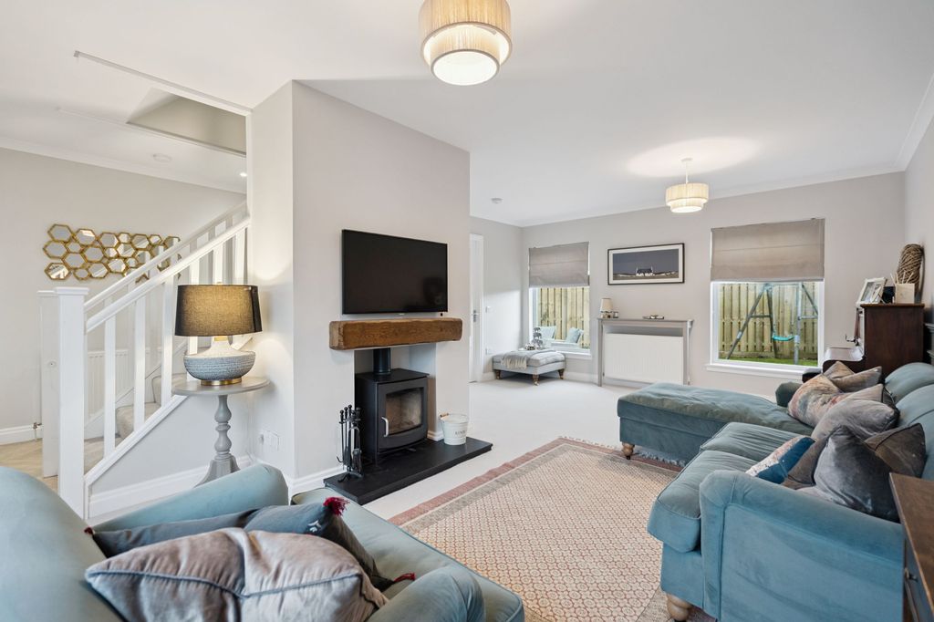 Property photo 2 of 25