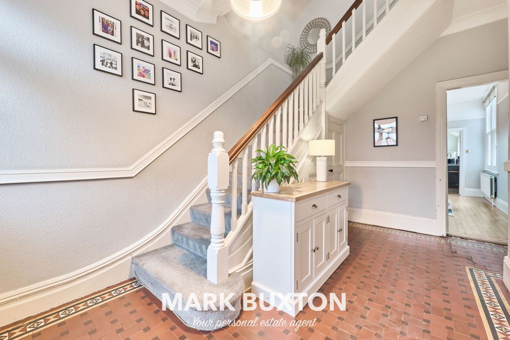 Property photo 2 of 31