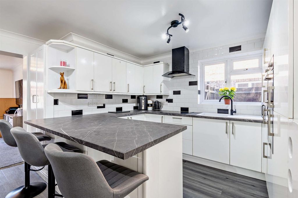 Property photo 3 of 19 8685372-Interior07-800.Jpg