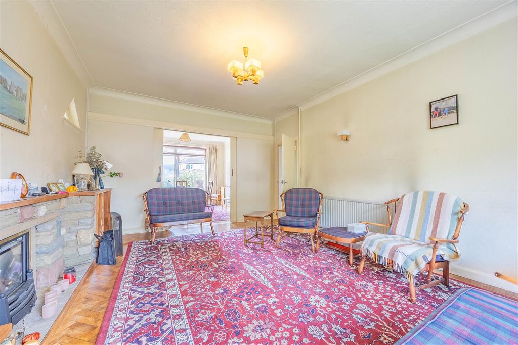 Property photo 3 of 25 Lounge