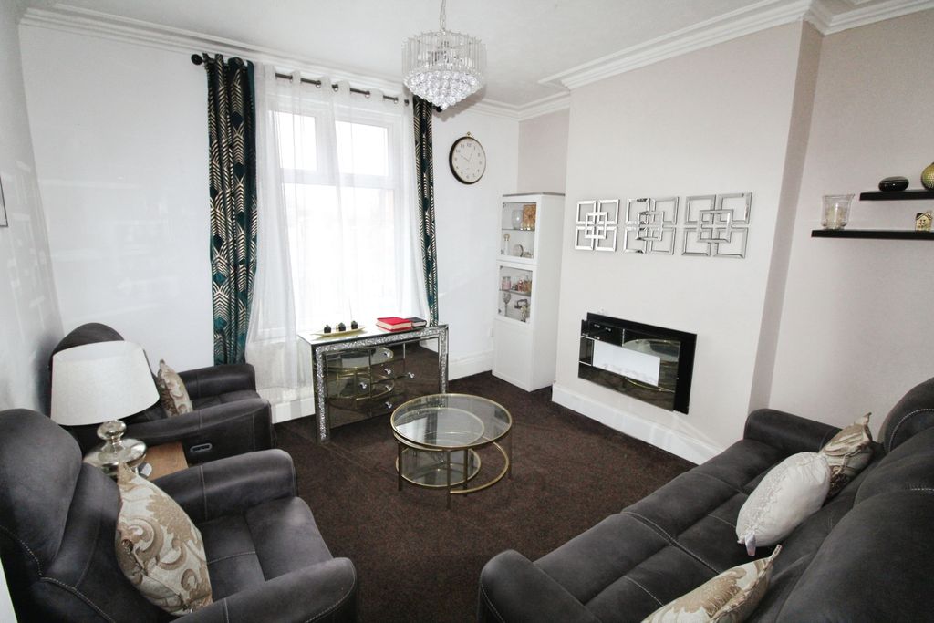 Property photo 2 of 16 Lounge