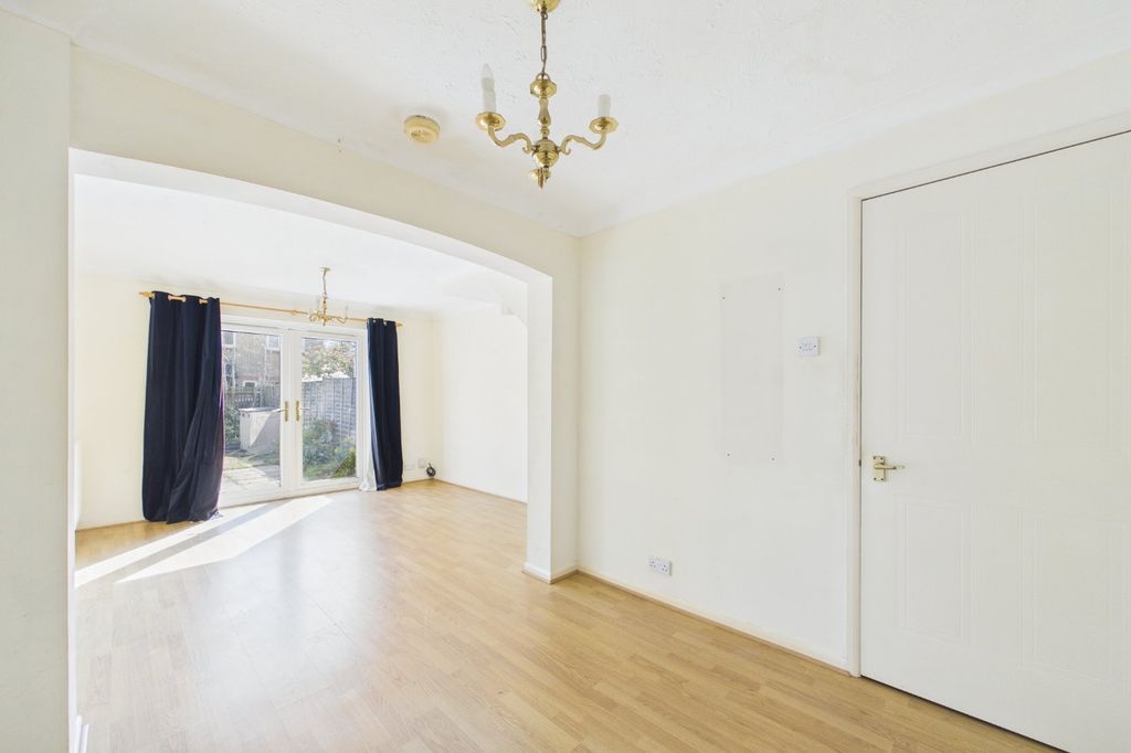 Property photo 2 of 8 Picture No. 24