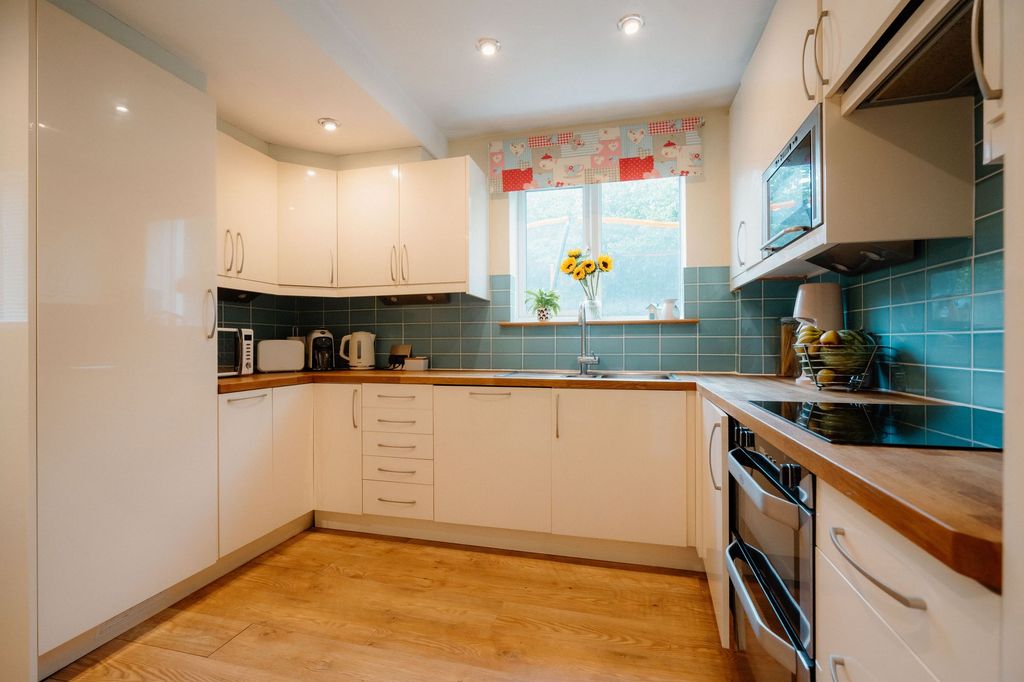 Property photo 2 of 25