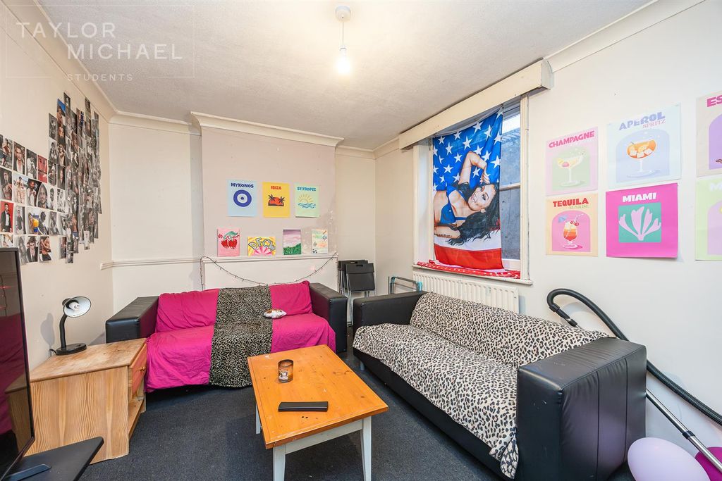 Property photo 3 of 10 Living Room