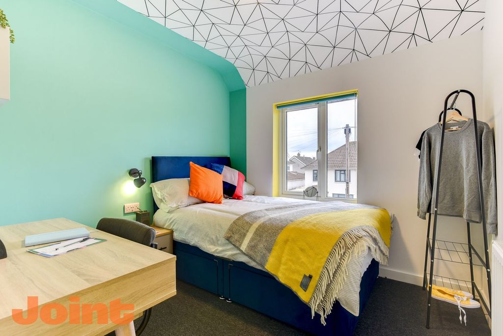 Property photo 1 of 5 Bright, Modern Bedroom With A Comfortable Double B...