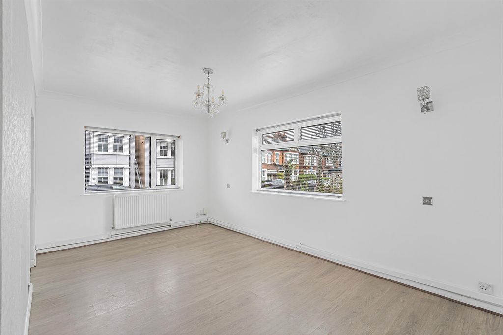 Property photo 2 of 8 6_68385.Jpg