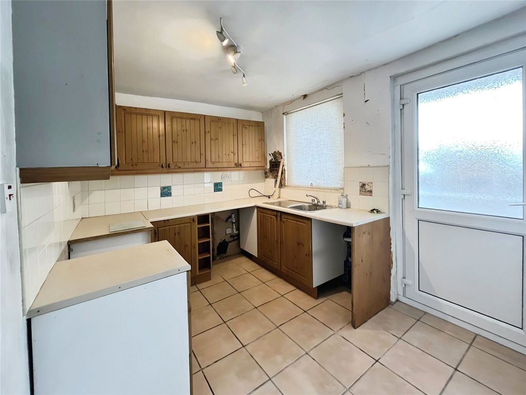 Property photo 3 of 11 Kitchen