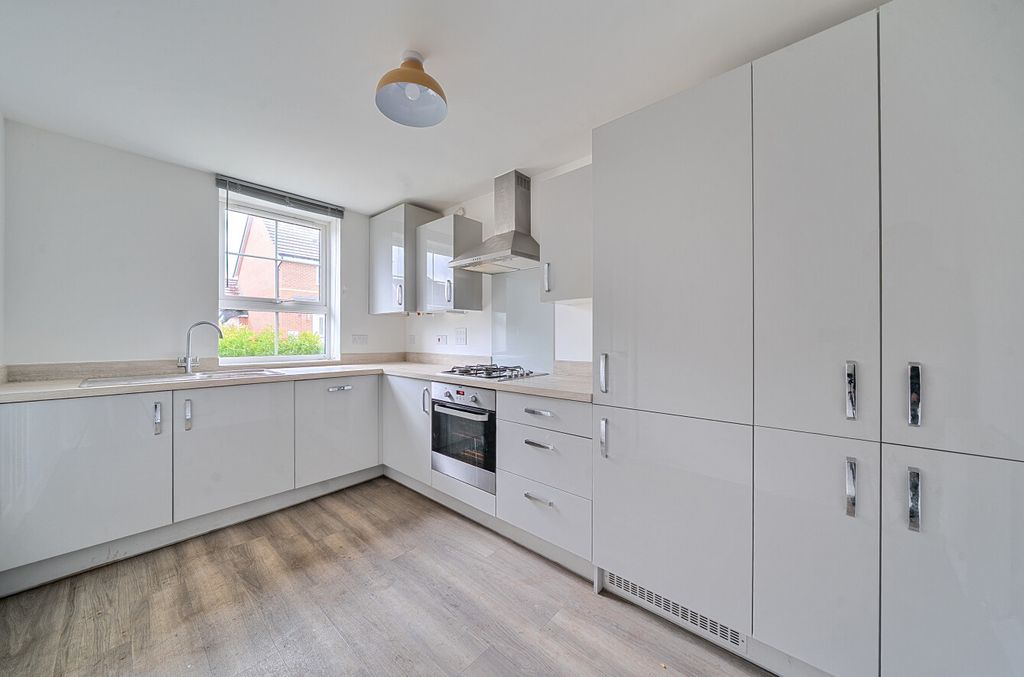 Property photo 3 of 12 1363850-8-6908974...