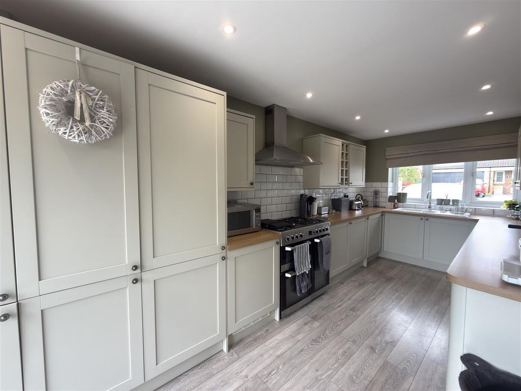 Property photo 2 of 11 Kitchen