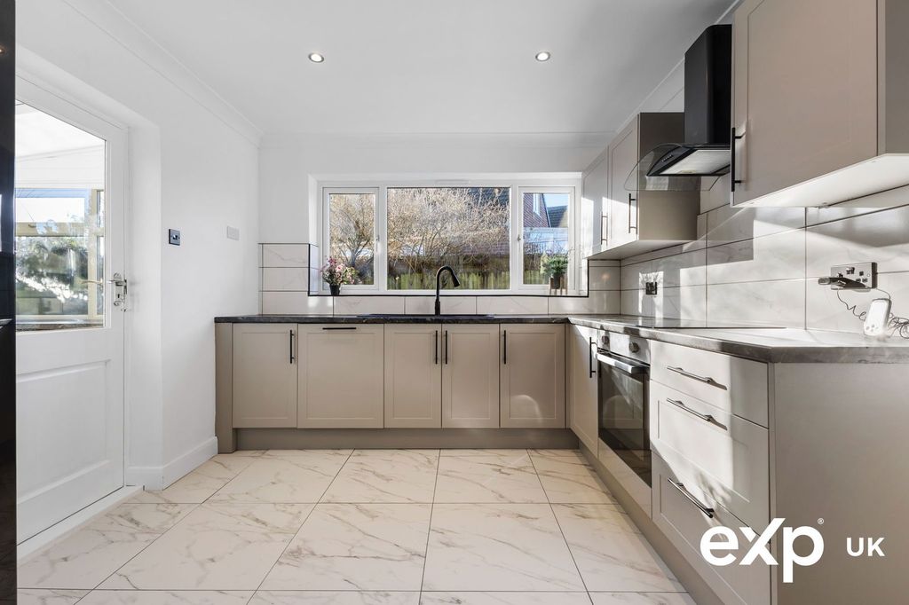 Property photo 3 of 27