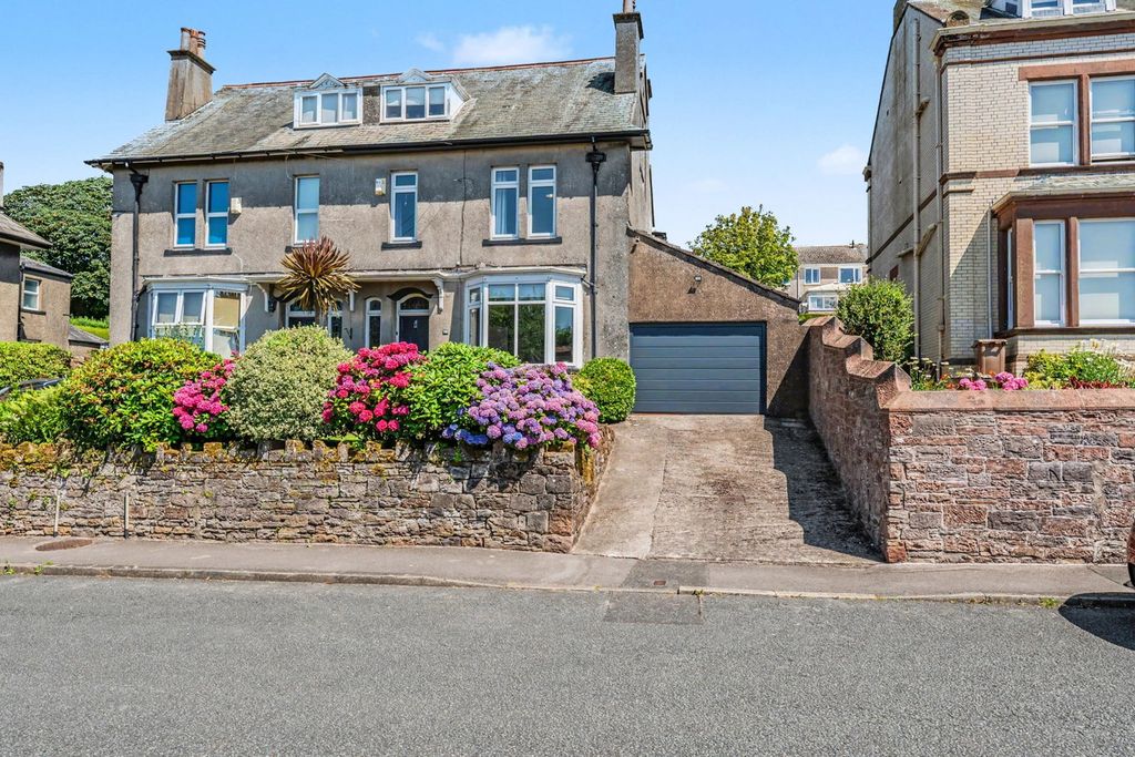 Property photo 1 of 31