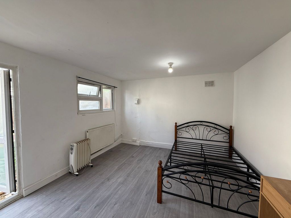 Property photo 1 of 5 Studio Flat With Seperate Kitchen Close To Goodmayes Station- Â£1300 Pcm