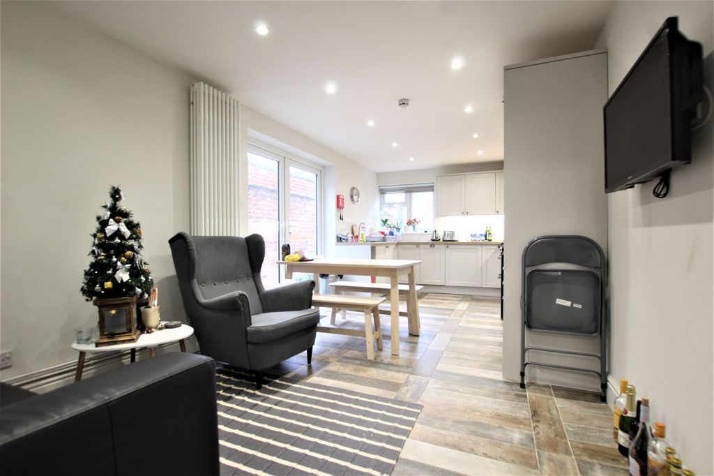 Property photo 3 of 14 Photo 7