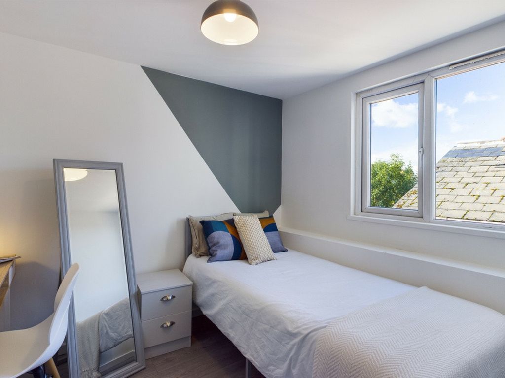 Property photo 3 of 6 A Bright And Modern Double Bedroom With Stylish De...